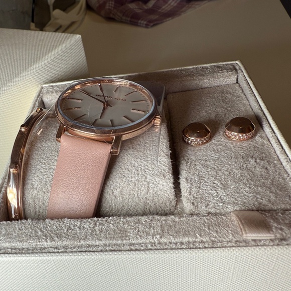 MICHEAL KORS watch set w/earrings and bangle - Picture 3 of 9